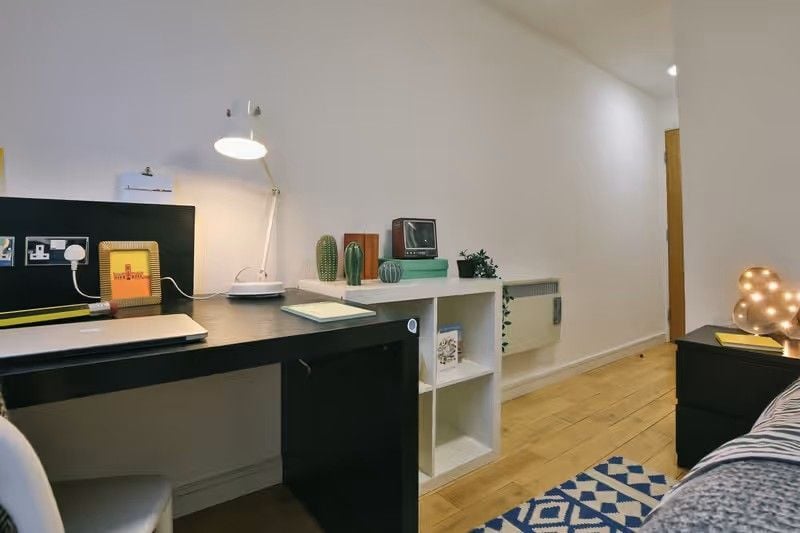Classic 3 Bed Apartment - Internal Facing - room